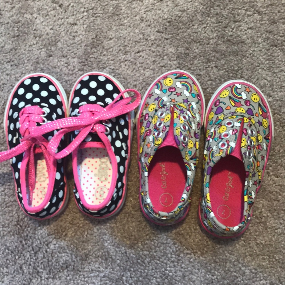 2 pair of of toddler shoes - great condition